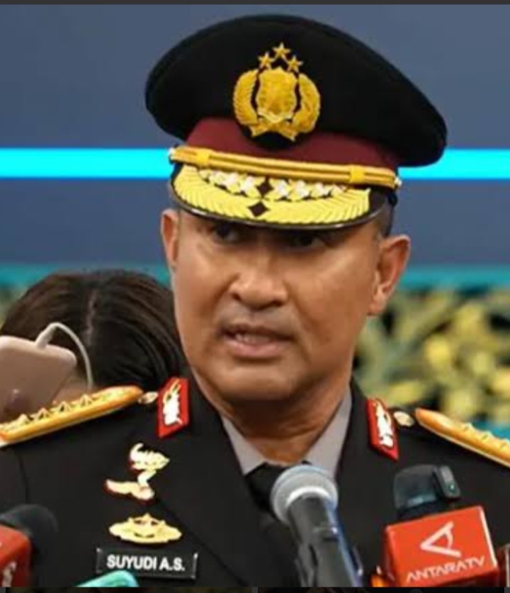 KAPOLRI SUYUDI ARIO SETO UBAH TAGLINE POLRI: “POLISI BERSAMA MASYARAKAT”
BUKAN SEKADAR SEMBOYAN, UJIAN SESUNGGUHNYA ADA DI MEJA PELAYANAN POLISI.
