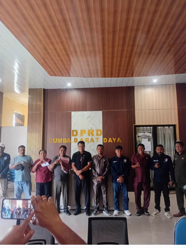 Rp320 JUTA DIPERSOALKAN DALAM PENYELESAIAN KREDIT BRI WAIKABUBAK, LAPORAN POLISI SEJAK 2022 BELUM MEMBERI KEPASTIAN
YESUA TODO NURA LELE MENGADU KE DPRD SBD, PERTANYAKAN PENCATATAN PEMBAYARAN, 75 BULAN ANGSURAN DAN PROSES PELELANGAN AGUNAN.
