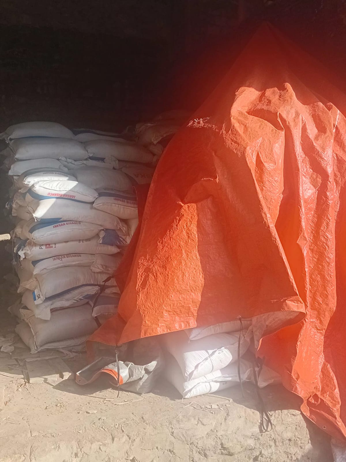 Gudang Cuma Ditutup Terpal, Kementan Ancam Cabut Izin Kios Pupuk Bersubsidi 'Toko Matahari' di SBD.