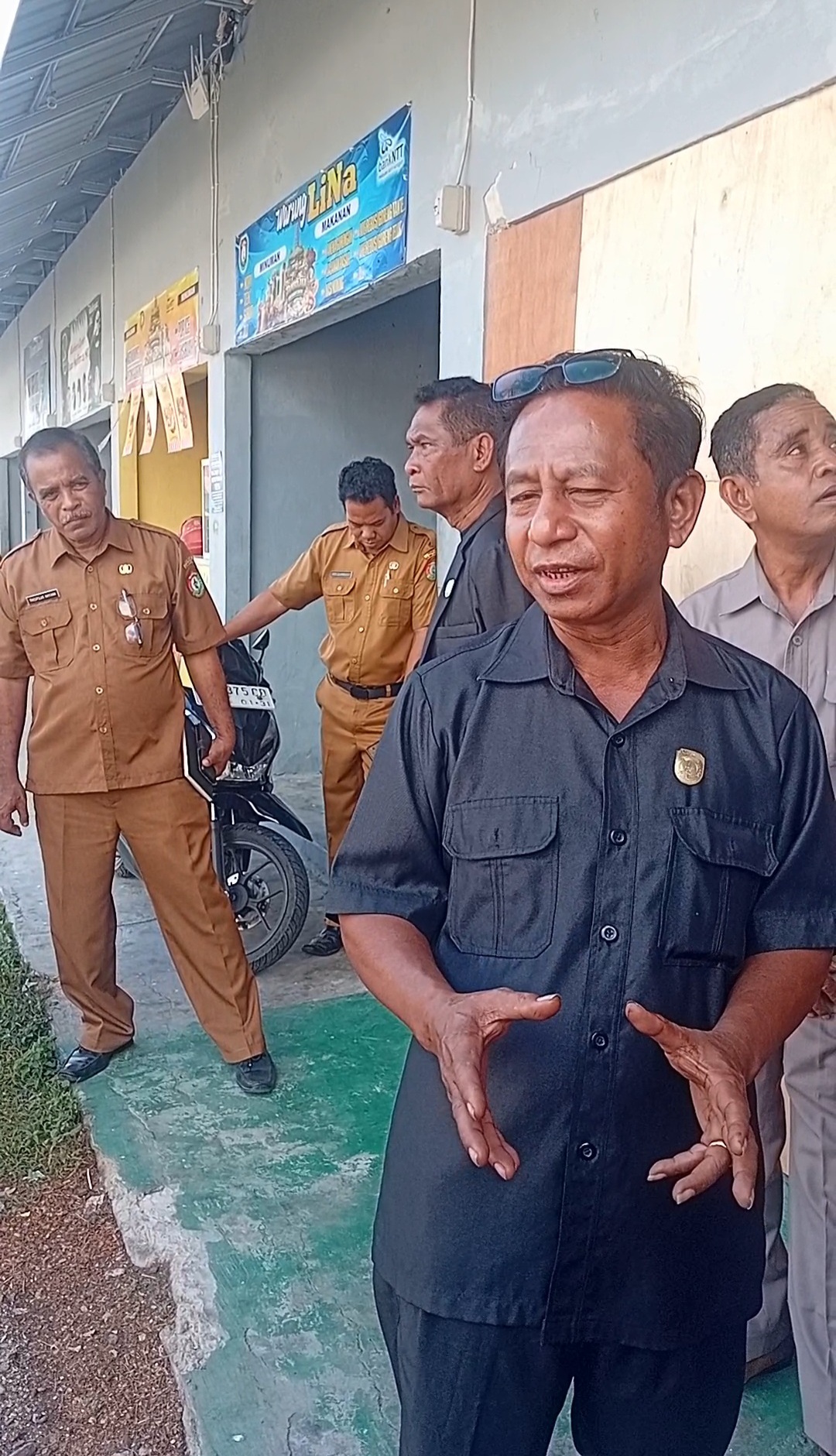 Kerusakan Alun-Alun dan Sepinya Kuliner Center Tambolaka Disidak Komisi II DPRD SBD.
